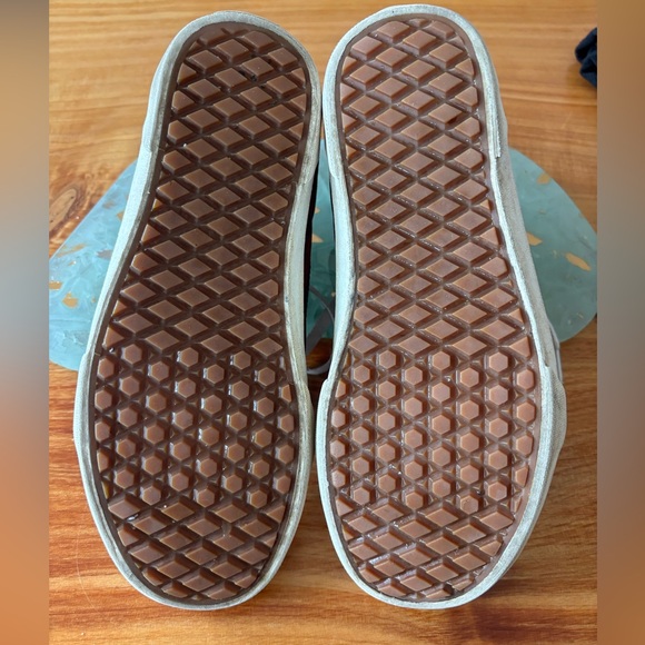 VANS Sk8-Hi Waterproof Insulated Shoe in size 8, red suede with brown trim. - Picture 7 of 7